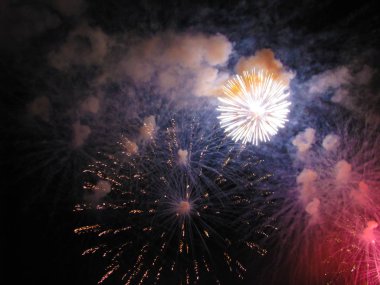 Havai fişek, selamlar, çok renkli ışıklar gökyüzü buket, duvar kağıtları ve arka planlar için