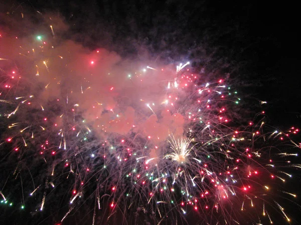 Πυροτεχνήματα Χαιρετισμό Φλογερό Ουρανό Για Ταπετσαρίες Και Φόντα — Φωτογραφία Αρχείου