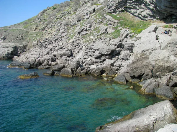 Crimea Costa Rocosa Los Cantos Rodados Agua Azul —  Fotos de Stock