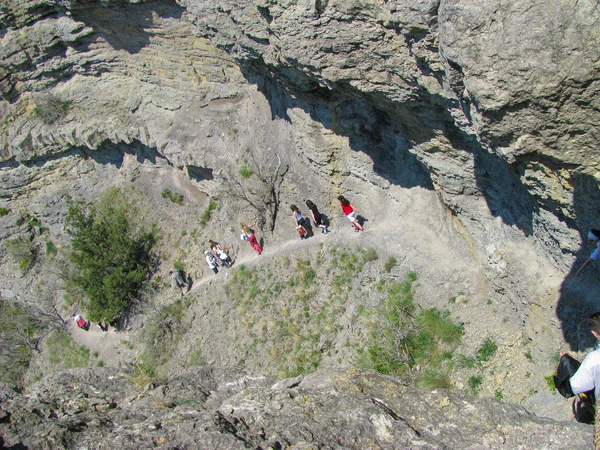 Crimea Tourists Steep Mountain Trail Dangerous Cliffs Steeps — Stock Photo, Image