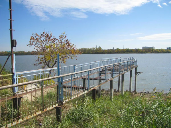 Alte Zerstörte Brücken Zum Ehemaligen Schiffsanleger Ufer Der Wolga — Stockfoto