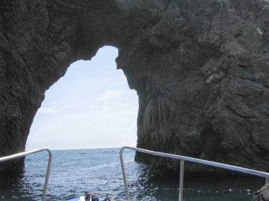 Kırım, turistlerin olduğu bir tekne Golden Gate kaya kemergeçer