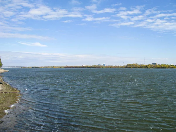 阿斯特拉罕 伏尔加河流入里海 蓝水和天空 — 图库照片