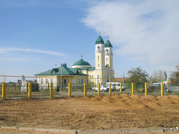 Нещодавно Збудована Мусульманська Мечеть Куполи Півмісяць Облаштування Прилеглої Території — стокове фото