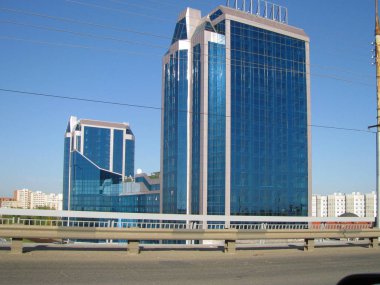 Cam ve beton modern çok katlı kompleksi, alışılmadık bir heyecan verici bakış açısı