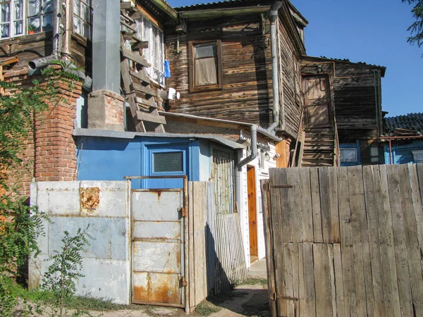 Oud, vervallen huis, noodtoestand, Rickety gebouwen — Stockfoto