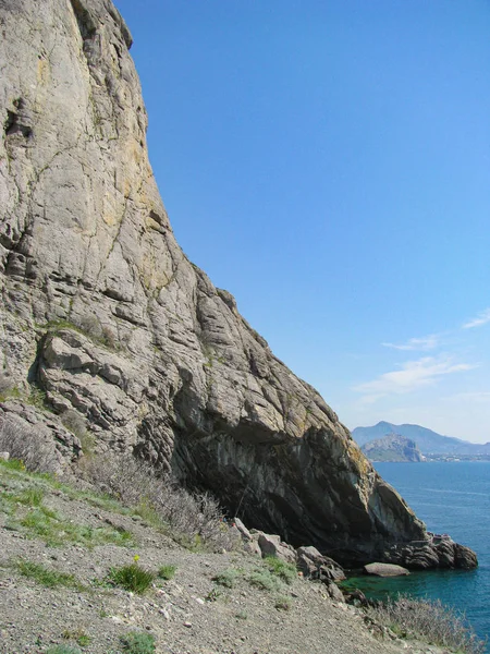 Côte de Crimée, pente abrupte de montagne coulant dans les profondeurs de la mer — Photo