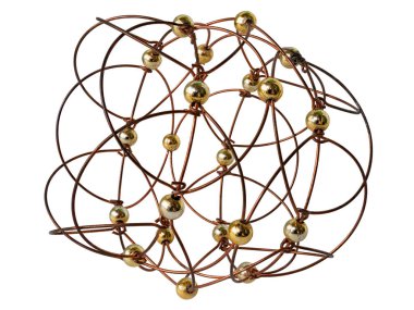 El yapımı, tel ve taşaklardan yapılmış bir yapboz. Uzaysal, Küresel Tasarımı Aç. Beyaz Arkaplanda İzole Edilmiş 