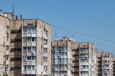 Odessa şehrinin yerleşim alanlarından birinde yüksek katlı binalar. Çatılara ve balkonlara çok sayıda uydu çanağı yerleştirildi.