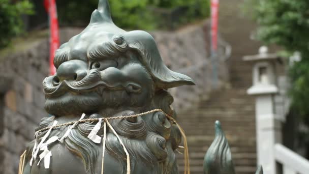 Toranomon Tokyo Japan August 2017 Seine Statue Komainu Japanischen Schrein — Stockvideo