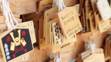 Tokyo/Japonya - 11th Ağustos 2017: Onun bir adak talet Japonca tapınak içinde. fotoğraf makinesi: Canon Eos 7d