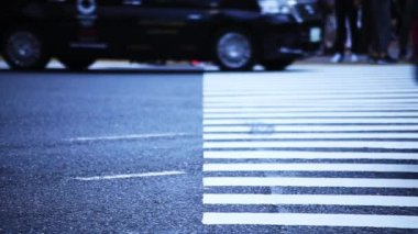 Shibuya-ku Shibuya Tokyo / Japonya - 10.04.2018: şehrin geçitte, yürüyen insanları. fotoğraf makinesi: Canon Eos 5d mark4