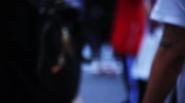 Shibuya-ku Shibuya Tokyo / Japonya - 10.04.2018: şehrin geçitte, yürüyen insanları. fotoğraf makinesi: Canon Eos 5d mark4