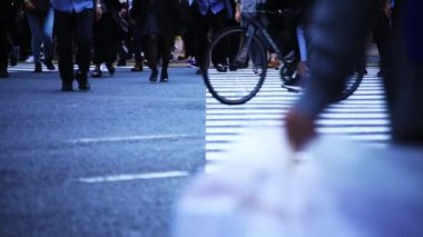 Shibuya-ku Shibuya Tokyo / Japonya - 10.04.2018: şehrin geçitte, yürüyen insanları. fotoğraf makinesi: Canon Eos 5d mark4