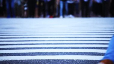 Shibuya-ku Shibuya Tokyo / Japonya - 10.04.2018: şehrin geçitte, yürüyen insanları. fotoğraf makinesi: Canon Eos 5d mark4
