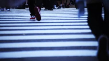 Shibuya-ku Shibuya Tokyo / Japonya - 10.04.2018: şehrin geçitte, yürüyen insanları. fotoğraf makinesi: Canon Eos 5d mark4