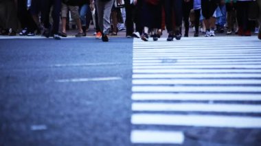 Shibuya-ku Shibuya Tokyo / Japonya - 10.04.2018: şehrin geçitte, yürüyen insanları. fotoğraf makinesi: Canon Eos 5d mark4
