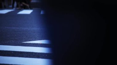 Shibuya-ku Shibuya Tokyo / Japonya - 10.04.2018: şehrin geçitte, yürüyen insanları. fotoğraf makinesi: Canon Eos 5d mark4