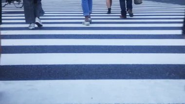 Shibuya-ku Shibuya Tokyo / Japonya - 10.04.2018: şehrin geçitte, yürüyen insanları. fotoğraf makinesi: Canon Eos 5d mark4