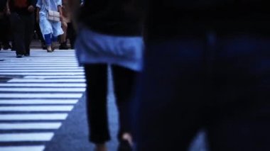 Shibuya-ku Shibuya Tokyo / Japonya - 10.04.2018: şehrin geçitte, yürüyen insanları. fotoğraf makinesi: Canon Eos 5d mark4