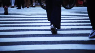 Shibuya-ku Shibuya Tokyo / Japonya - 10.04.2018: şehrin geçitte, yürüyen insanları. fotoğraf makinesi: Canon Eos 5d mark4