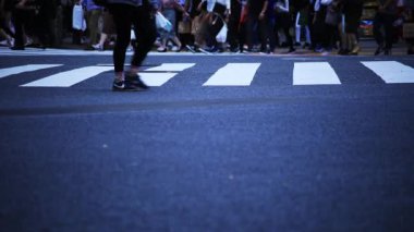 Shibuya-ku Shibuya Tokyo / Japonya - 10.04.2018: şehrin geçitte, yürüyen insanları. fotoğraf makinesi: Canon Eos 5d mark4