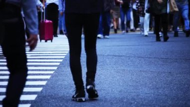 Shibuya-ku Shibuya Tokyo / Japonya - 10.04.2018: şehrin geçitte, yürüyen insanları. fotoğraf makinesi: Canon Eos 5d mark4