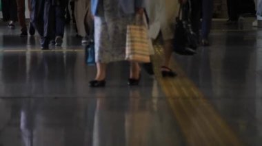 Shinjuku-ku Shinjuku Tokyo / Japonya - 10.14.2018: iş kasaba içinde yürüyen insanları. fotoğraf makinesi: Canon Eos 5d mark4