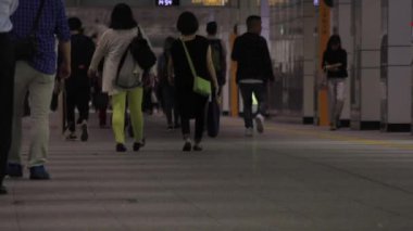 Shinjuku-ku Shinjuku Tokyo / Japonya - 10.14.2018: iş kasaba içinde yürüyen insanları. fotoğraf makinesi: Canon Eos 5d mark4