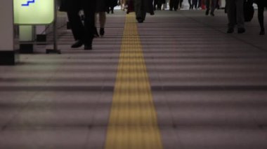 Shinjuku-ku Shinjuku Tokyo / Japonya - 10.14.2018: iş kasaba içinde yürüyen insanları. fotoğraf makinesi: Canon Eos 5d mark4