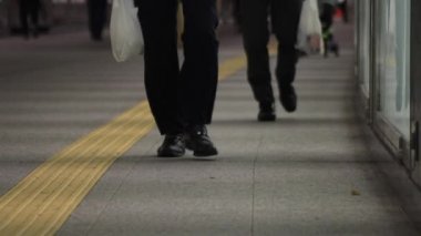 Shinjuku-ku Shinjuku Tokyo / Japonya - 10.14.2018: iş kasaba içinde yürüyen insanları. fotoğraf makinesi: Canon Eos 5d mark4