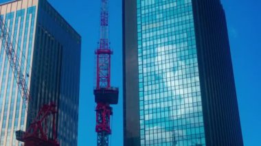 Shinjuku-ku Shinjuku Tokyo / Japonya - 10.01.2018: onun bir vinç, inşaat iş kasaba içinde. zaman atlamalı. fotoğraf makinesi: Canon Eos 5d mark4
