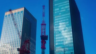 Shinjuku-ku Shinjuku Tokyo / Japonya - 10.01.2018: onun bir vinç, inşaat iş kasaba içinde. zaman atlamalı. fotoğraf makinesi: Canon Eos 5d mark4