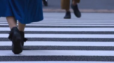Chiyoda-ku Ootemachi Tokyo / Japonya - 10.04.2018: onun iş kasaba yürüyen bir insan. fotoğraf makinesi: Canon Eos 5d mark4