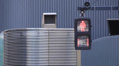Chiyoda-ku Marunouchi Tokyo / Japonya - 09.04.2018: onun şehrin trafik ışığı. fotoğraf makinesi: Canon Eos 5d mark4