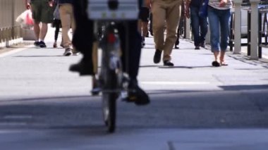 Chiyoda-ku Ootemachi Tokyo / Japonya - 10.04.2018: onun iş kasaba yürüyen bir insan. fotoğraf makinesi: Canon Eos 5d mark4