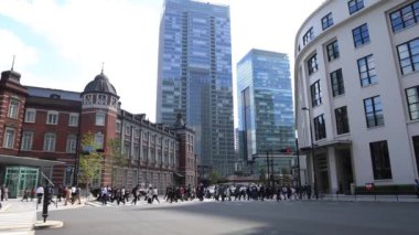 Chiyoda-ku Ootemachi Tokyo / Japonya - 10.04.2018: onun iş kasaba yürüyen bir insan. fotoğraf makinesi: Canon Eos 5d mark4