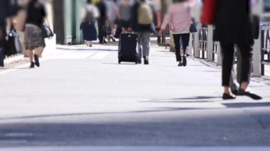 Chiyoda-ku Ootemachi Tokyo / Japonya - 10.04.2018: onun iş kasaba yürüyen bir insan. fotoğraf makinesi: Canon Eos 5d mark4