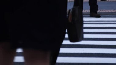 Chiyoda-ku Ootemachi Tokyo / Japonya - 10.04.2018: onun iş kasaba yürüyen bir insan. fotoğraf makinesi: Canon Eos 5d mark4