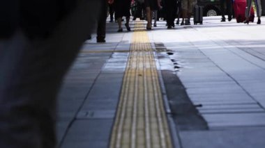 Chiyoda-ku Ootemachi Tokyo / Japonya - 10.04.2018: onun iş kasaba yürüyen bir insan. fotoğraf makinesi: Canon Eos 5d mark4