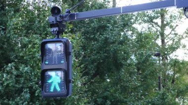 Chiyoda-ku Marunouchi Tokyo / Japonya - 09.04.2018: onun şehrin trafik ışığı. fotoğraf makinesi: Canon Eos 5d mark4