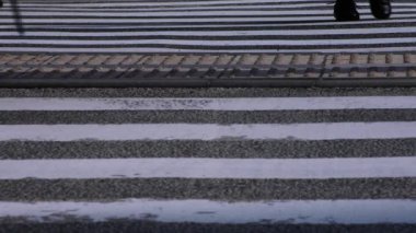 Chiyoda-ku Ootemachi Tokyo / Japonya - 10.04.2018: onun iş kasaba yürüyen bir insan. fotoğraf makinesi: Canon Eos 5d mark4