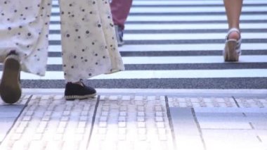 Chiyoda-ku Ootemachi Tokyo / Japonya - 10.04.2018: onun iş kasaba yürüyen bir insan. fotoğraf makinesi: Canon Eos 5d mark4