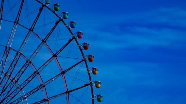 Ferris wheel behind the blue sky — Stock Video