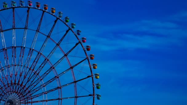 Ferris wheel behind the blue sky — Stock Video