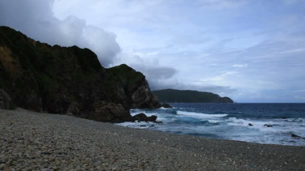 Ondas duras cerca de la costa — Vídeo de stock