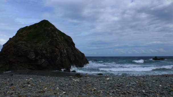 Ondas duras cerca de la costa — Vídeo de stock