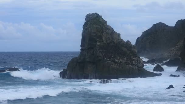 Ondas duras cerca de la costa — Vídeo de stock