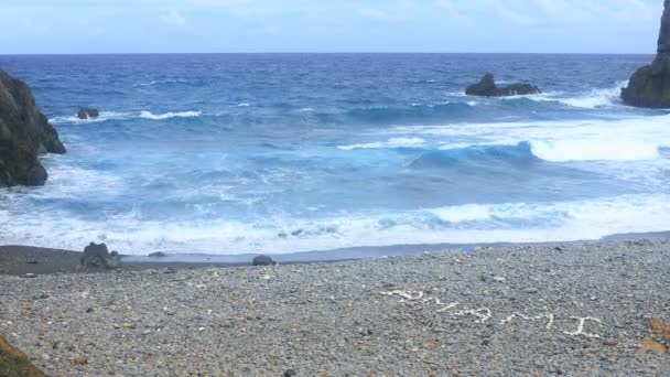 海岸附近的硬浪 — 图库视频影像