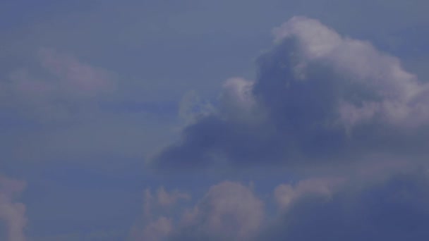 Cloud v modré obloze časová prodleva — Stock video